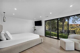 17072 Oak View Dr in Los Angeles, CA - Building Photo - Building Photo