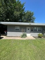 402 Dyer St in Springdale, AR - Building Photo