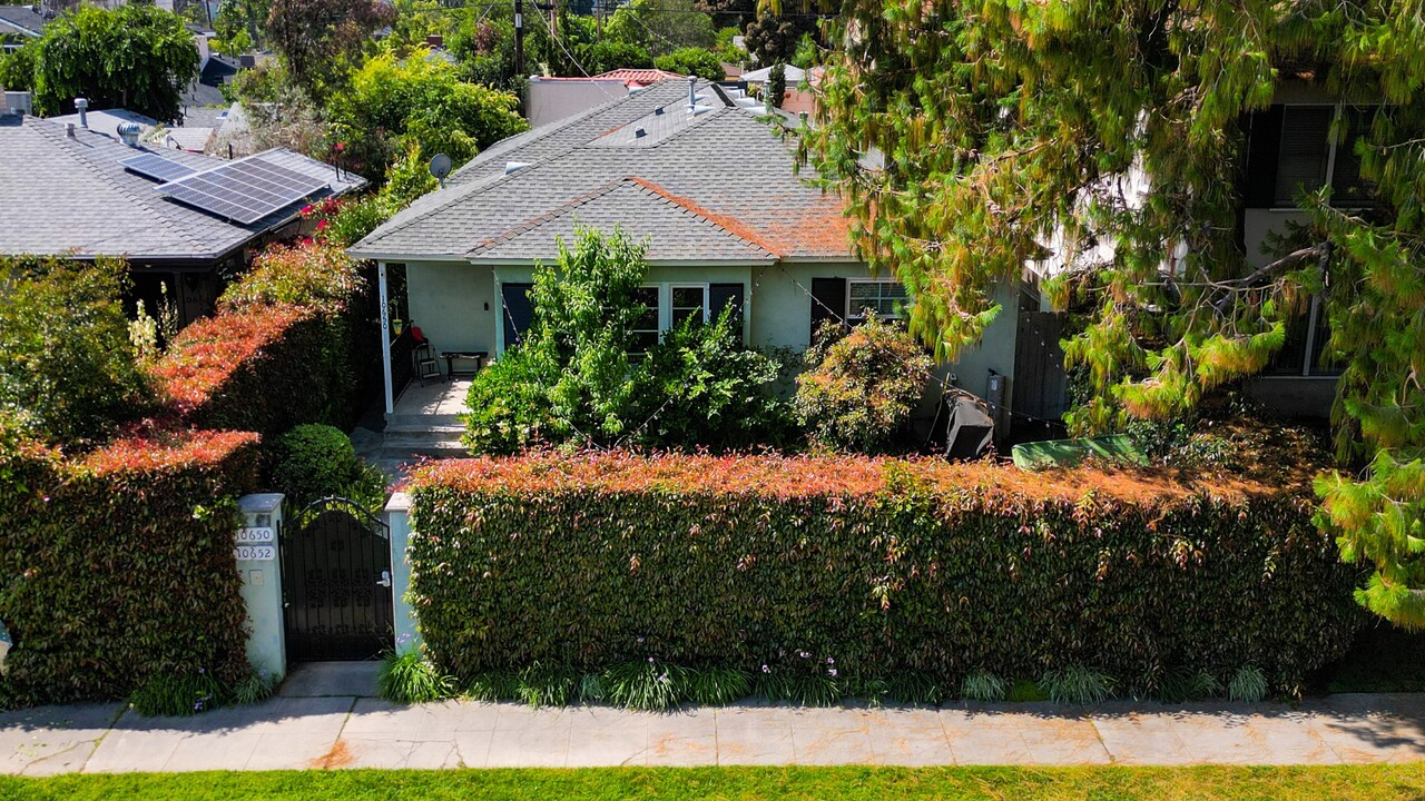 10650 Camarillo St in North Hollywood, CA - Building Photo