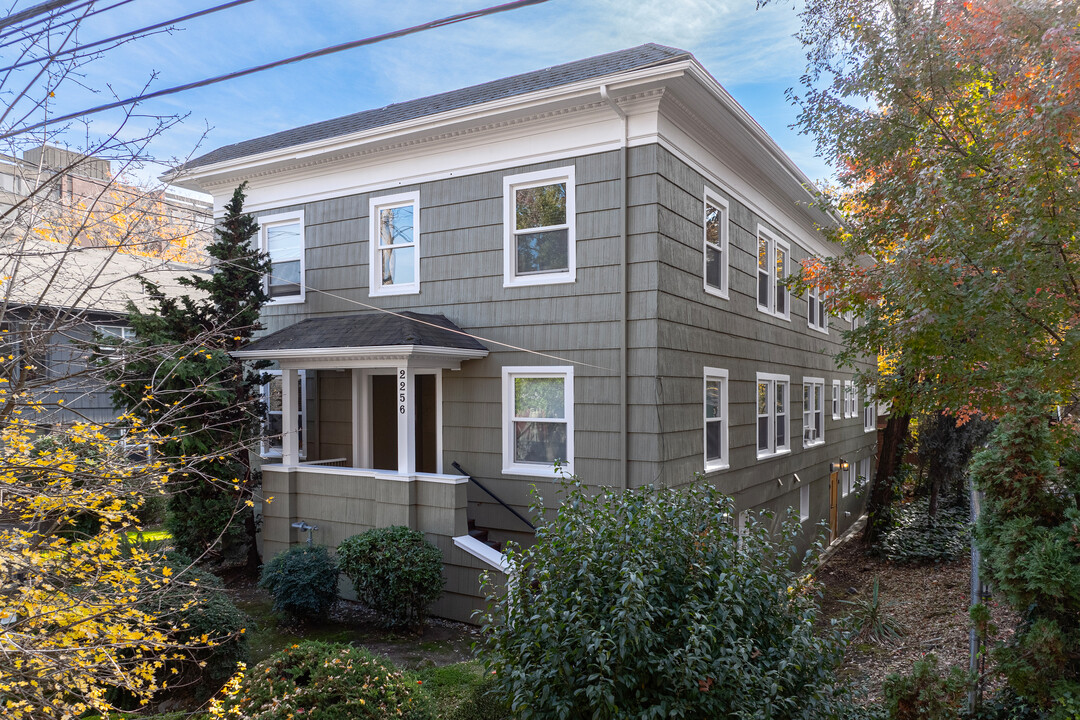 Nob Hill Court Apartments in Portland, OR - Building Photo