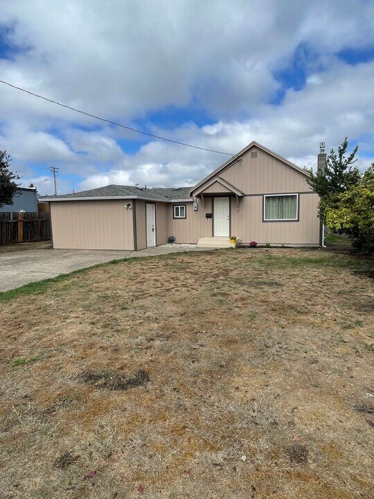 41 E Pine St in Lebanon, OR - Building Photo