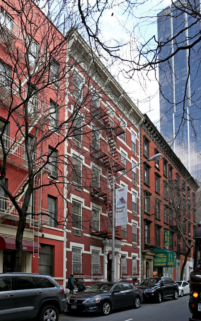 307 W 55th St in New York, NY - Building Photo - Building Photo