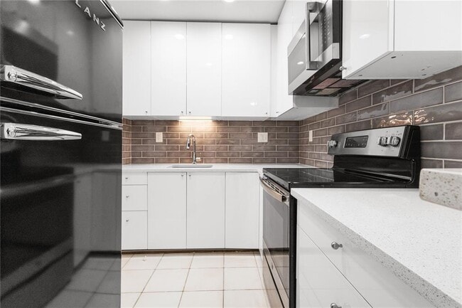 3040 NE 16th Ave, Unit 104 in Oakland Park, FL - Building Photo - Building Photo