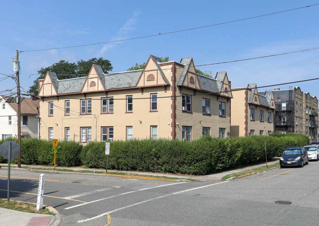 20 Claire Ave in Woodbridge, NJ - Building Photo