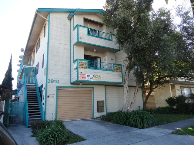 3910 E 11th St in Long Beach, CA - Building Photo - Building Photo