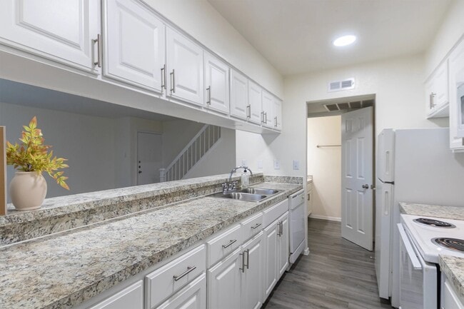 6251 Melody Ln, Unit 2325 in Dallas, TX - Building Photo - Building Photo