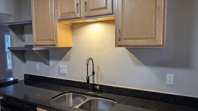 Room in Townhome on Cooper Lake Dr SE in Smyrna, GA - Building Photo - Building Photo