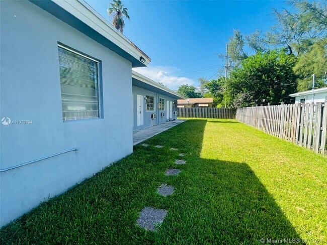 1045 NE 80th St-Unit -5 in Miami, FL - Building Photo - Building Photo