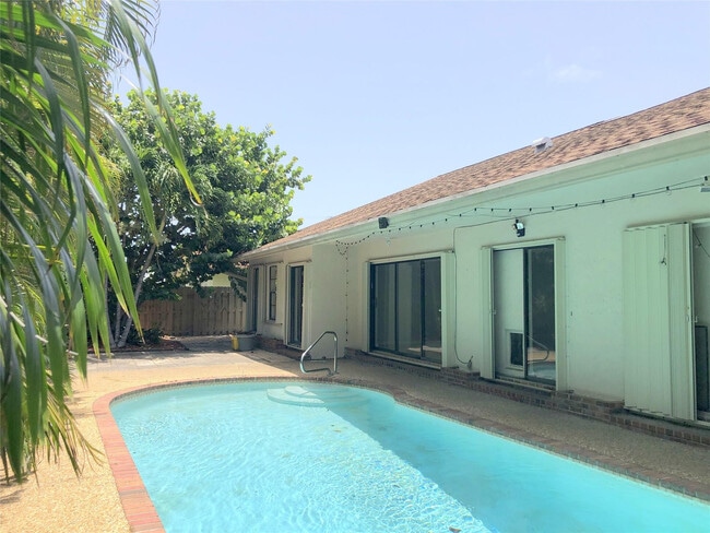 71 Laredo Ln in Boca Raton, FL - Building Photo - Building Photo