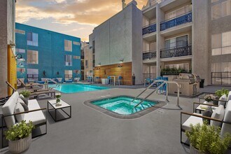 URBANLUX FLEUR PREMIUM in Los Angeles, CA - Foto de edificio - Building Photo
