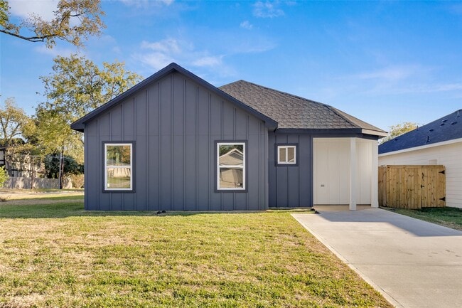 401 E Martin Luther King Blvd in Willis, TX - Building Photo - Building Photo