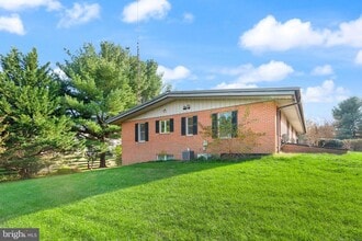 318 Evergreen Mills Rd in Leesburg, VA - Building Photo - Building Photo