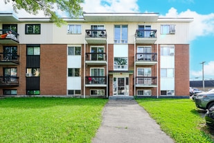 444 Rue Moreau in St-Eustache, QC - Building Photo