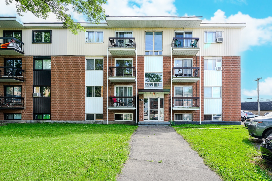 444 Rue Moreau in St-Eustache, QC - Building Photo