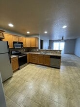 1325 Creekside Ct in Waterloo, IA - Building Photo - Building Photo
