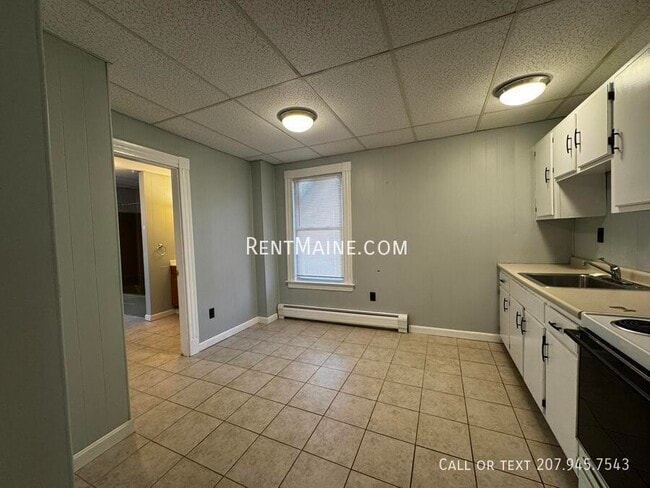 17 Edwards St in Waterville, ME - Foto de edificio - Building Photo