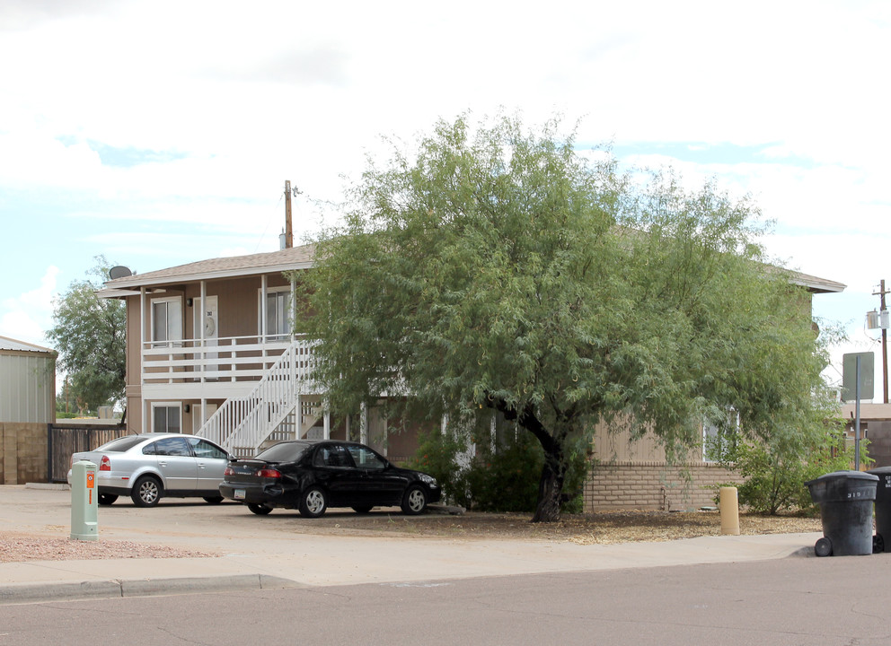 2045 N Winterhaven in Mesa, AZ - Foto de edificio