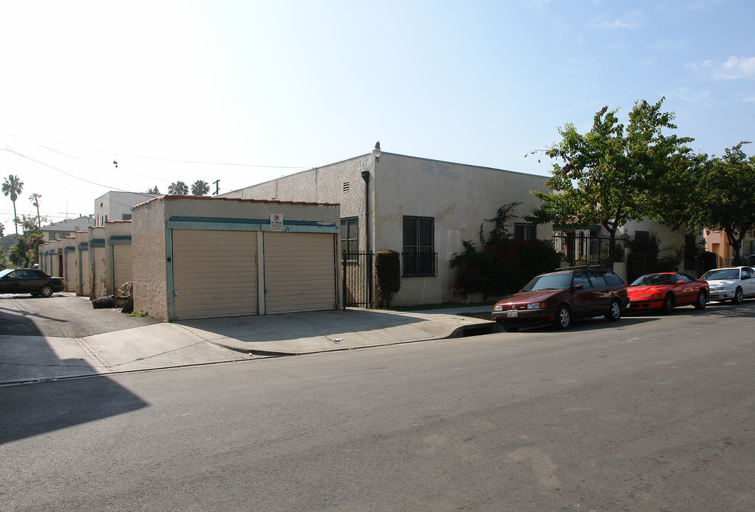 925 N Serrano Ave in Los Angeles, CA - Building Photo