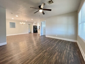 1011 Lincoln St in McGregor, TX - Building Photo - Building Photo