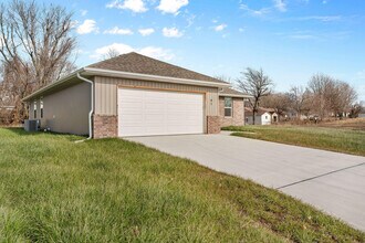 41 Whitley Ln in Monett, MO - Building Photo - Building Photo