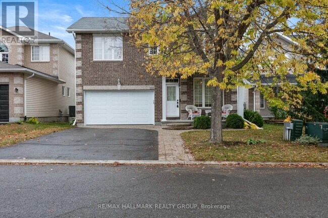 111 Woliston Crescent in Ottawa, ON - Building Photo - Building Photo