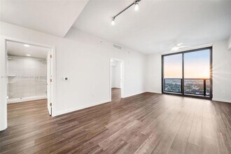 555 NE 8th St, Unit PH2405 in Fort Lauderdale, FL - Building Photo - Building Photo