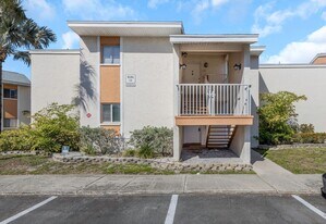 621 99th Ave N, Unit 102 in St. Petersburg, FL - Building Photo