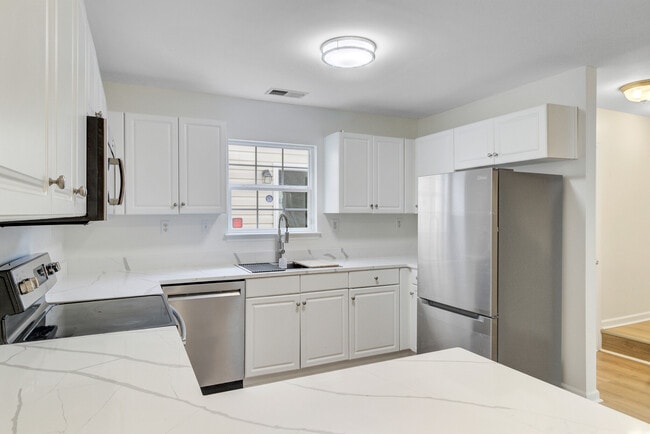 8662 Roanoke Dr in North Charleston, SC - Building Photo - Building Photo