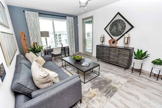 AVLI AT CROSSTOWN CENTER APARTMENTS in Tampa, FL - Building Photo - Building Photo