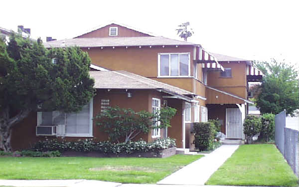 11016 Otsego St in North Hollywood, CA - Foto de edificio - Building Photo