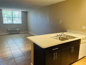 2401 Riverside Dr in Coral Springs, FL - Building Photo - Building Photo