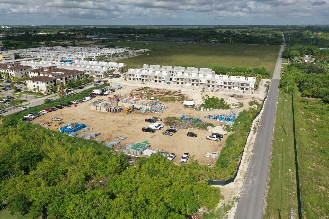 Redland Shores in Naranja, FL - Foto de edificio