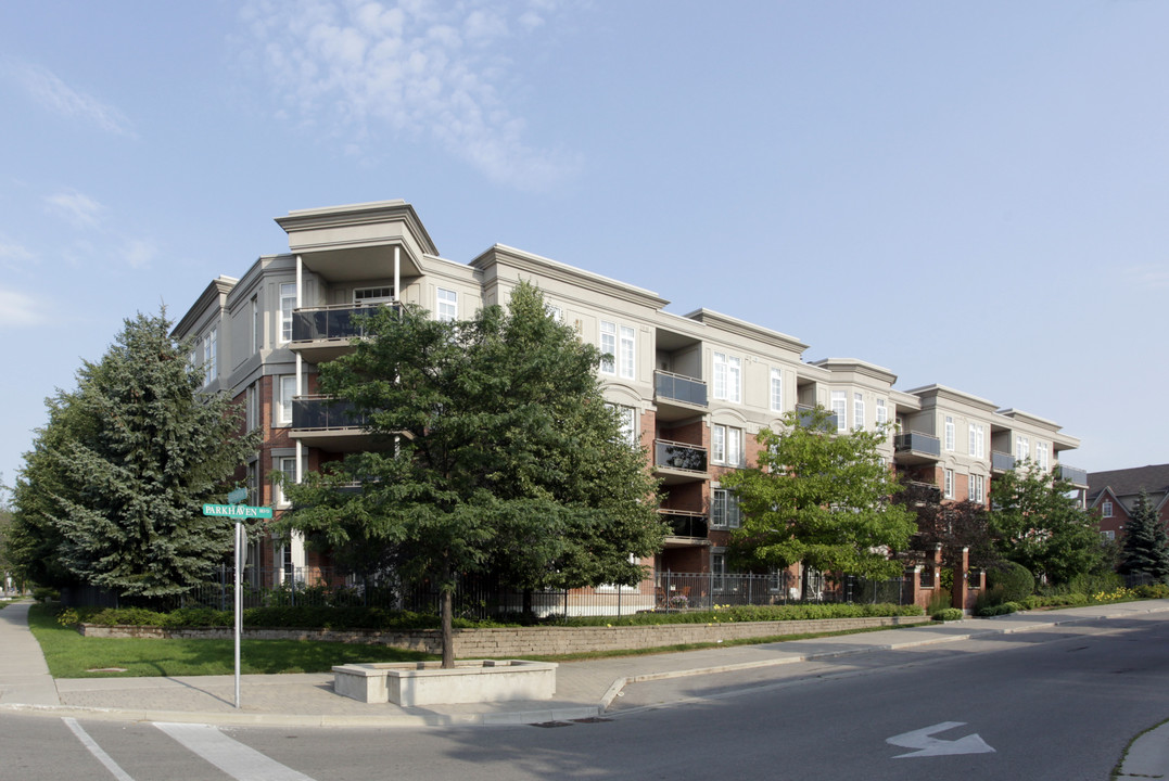 Oak Place in Oakville, ON - Building Photo