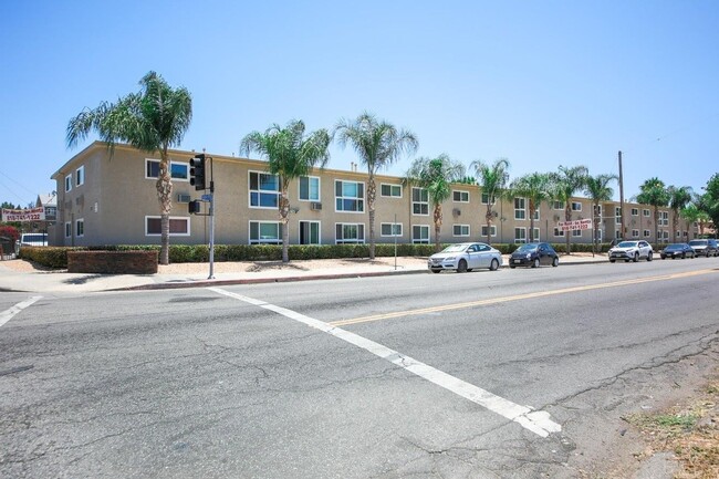 7350 Hazeltine Ave in Van Nuys, CA - Building Photo - Building Photo