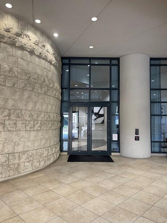 3040 Peachtree Rd NW in Atlanta, GA - Building Photo