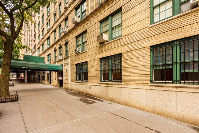697 W West End Ave in New York, NY - Building Photo - Building Photo