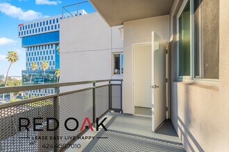 5837 W Sunset Blvd in Los Angeles, CA - Building Photo - Building Photo