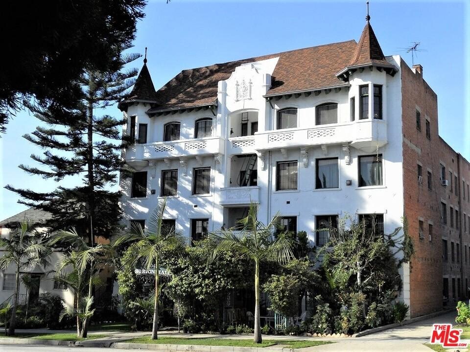 2041 N Vermont Ave in Los Angeles, CA - Building Photo