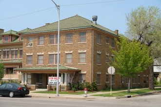 Bellaire Apartments in Wichita, KS - Foto de edificio - Building Photo