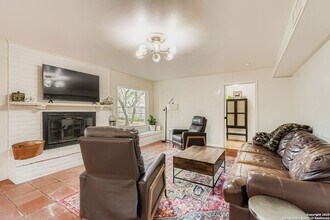 146 Canyon Oaks Dr in San Antonio, TX - Foto de edificio - Building Photo