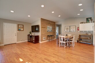 2498 Fowler Rd in Raymond, WA - Foto de edificio - Building Photo