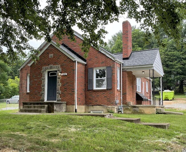 3652 Roundhill Ave NW in Roanoke, VA - Building Photo - Building Photo