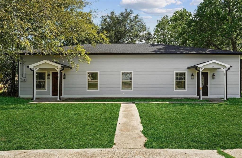 808 Beaumont St in Anahuac, TX - Foto de edificio