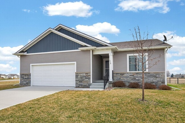 3261 Brook Landing Ct in Des Moines, IA - Building Photo - Building Photo