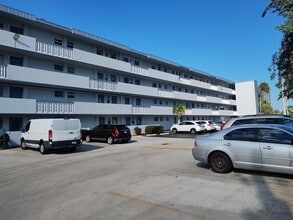 1333 E Hallandale Beach Blvd, Unit 235 in Hallandale Beach, FL - Building Photo - Building Photo