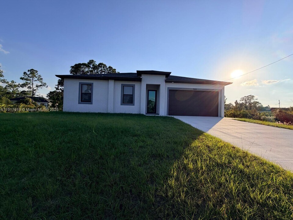1144 Mobley St E in Lehigh Acres, FL - Building Photo