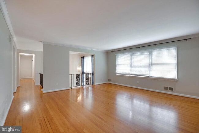 1501 Walden Dr in McLean, VA - Foto de edificio - Building Photo