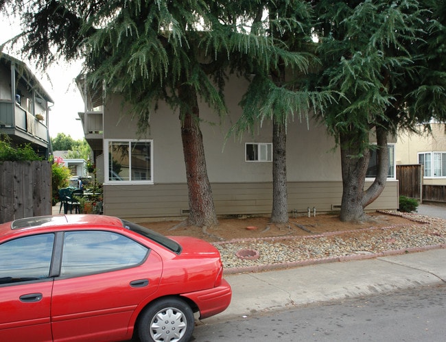 669 Victor Way in Mountain View, CA - Foto de edificio - Building Photo