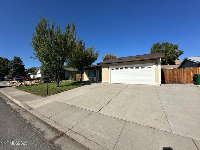 1066 Palmwood Dr in Sparks, NV - Building Photo - Building Photo