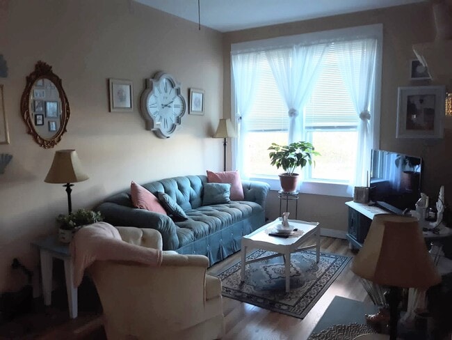 5433 Bennett St, Unit First Floor